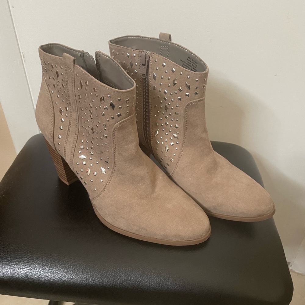 Jennifer Lopez Beige Ankle Booties with Cutout Design NEW cute and sexy size 8.5